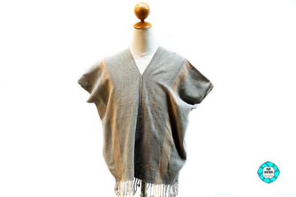 0012 เสื้อสีเทาลายครีม